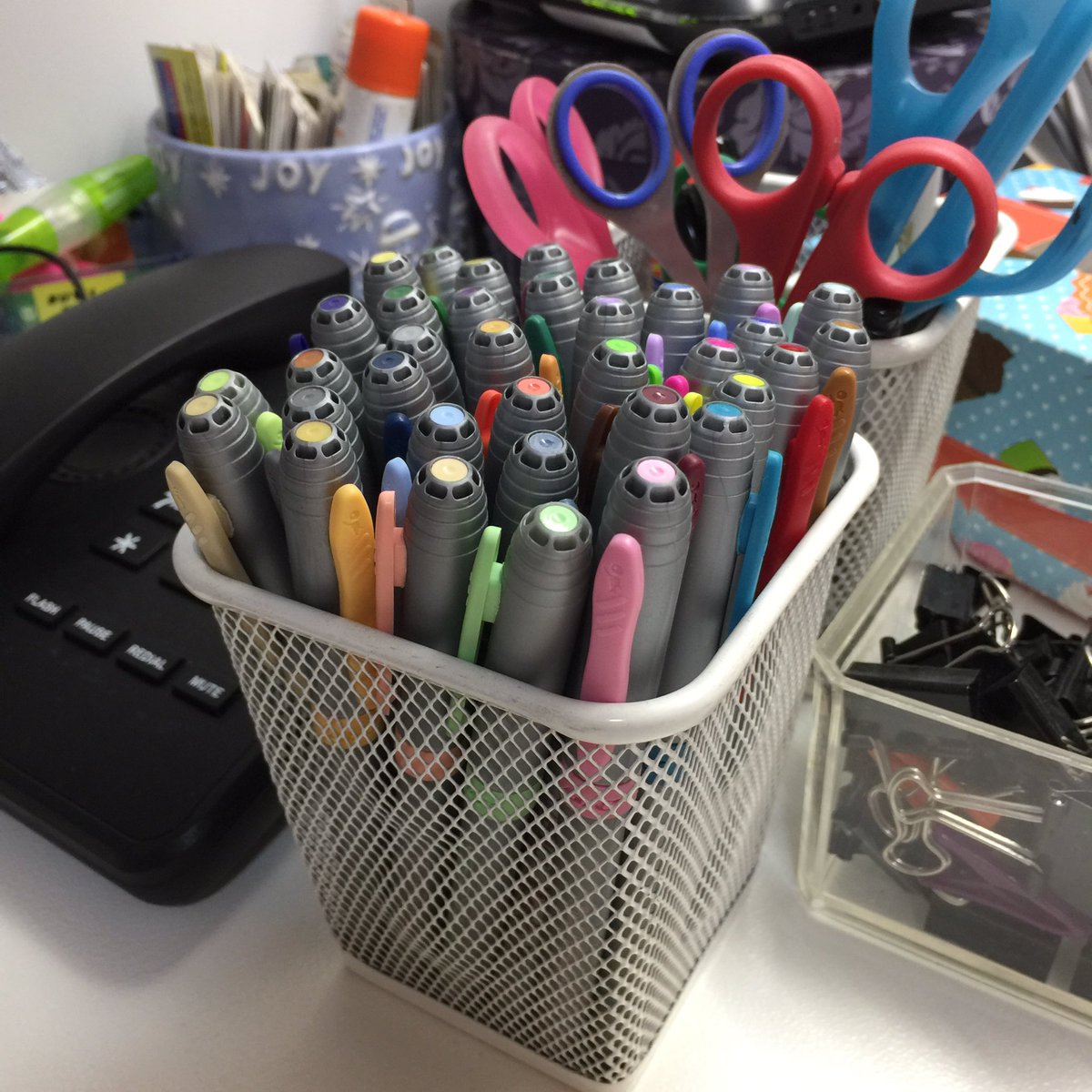 vaniaedralin's tweet image. This home workstation situation is bringing me so much happiness right now. 😂 #OCProblems