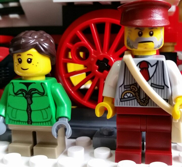 Rainbow_Bricks's tweet photo. #winterholidaytrain #train #xmastrain #legocreator #powerfunctions #rainbowbricks #lego #creator #legocreatorexpert https://t.co/aaCC6vCDtU