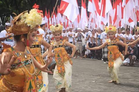 Rakyat Bali melawan dg damai,jadi hentikan cara2 fitnah lewat koran kacung reklamasi,kenapa masih diam pak <a href="/jokowi/">Joko Widodo</a> ?
