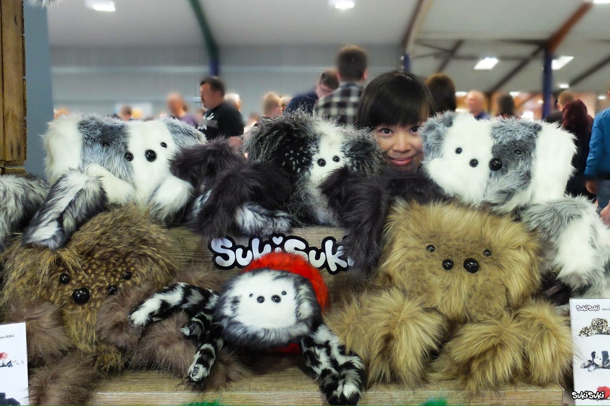 At The British Tarantular Society Convention with my little helper @naomi__loo #bts <a href="/TarantulaSoc/">The BTS</a> #spider #jumpingspider #fibreart
