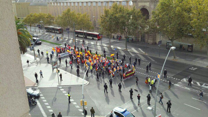 MainatJM's tweet photo. Cálculo que surten a 2,3 mossos d'esquadra per manifestant! https://t.co/BS3rdC3pWR