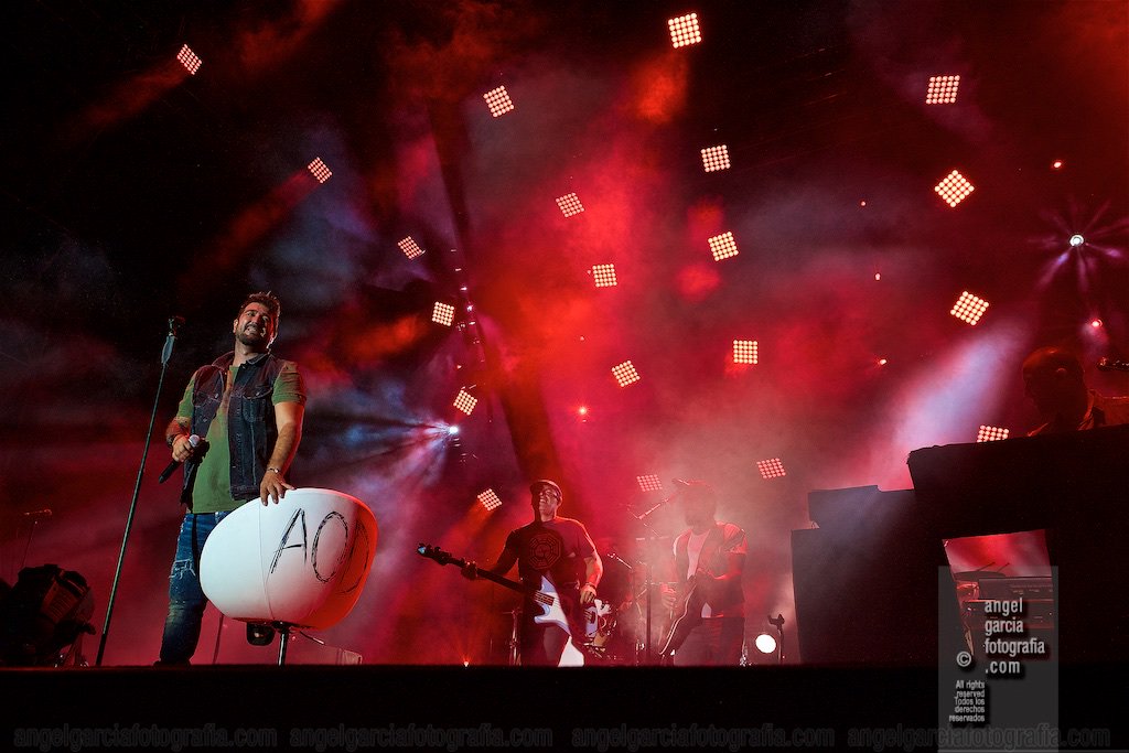 Lillomonte's tweet photo. Magia musical y energía: @antoniorozco [Concierto en @AytoPenaranda] + Fotos (espero que os gusten) en el blog: https://t.co/RIbRZFqURh https://t.co/9tEQrRqA3w