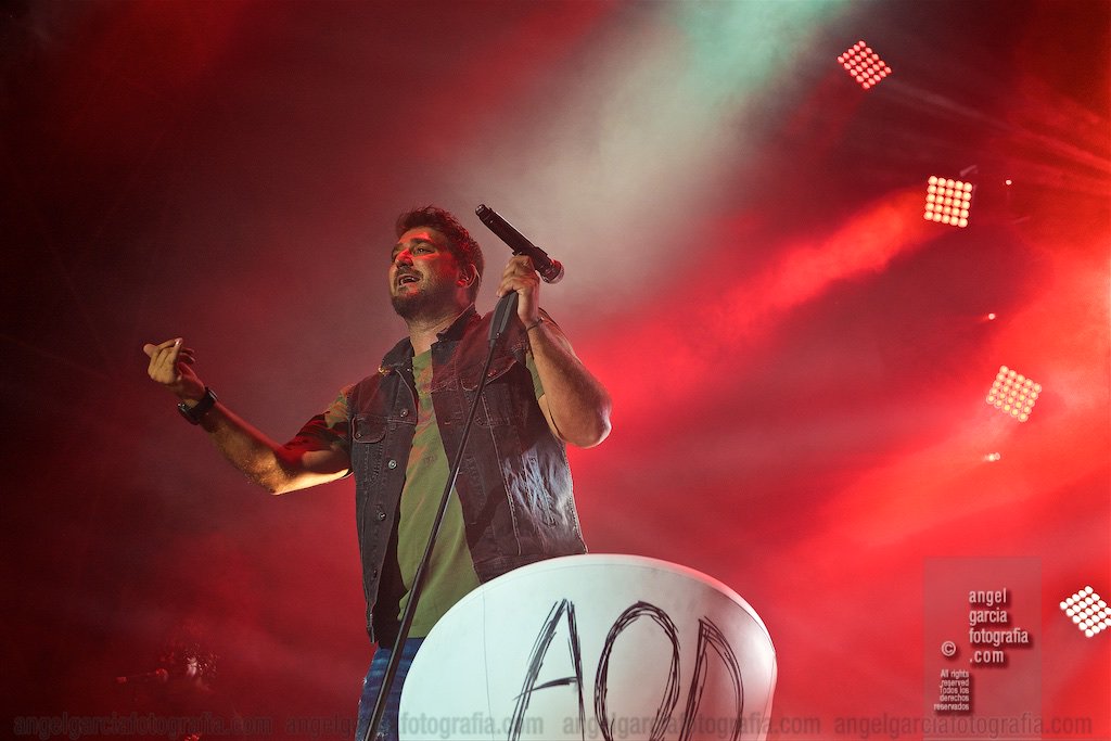 Lillomonte's tweet photo. Magia musical y energía: @antoniorozco [Concierto en @AytoPenaranda] + Fotos (espero que os gusten) en el blog: https://t.co/RIbRZFqURh https://t.co/9tEQrRqA3w