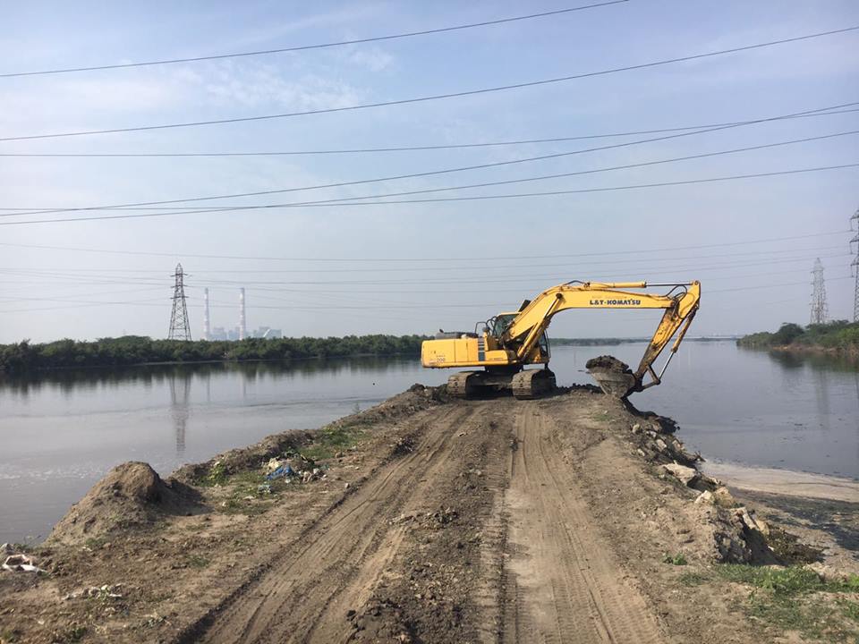 NityJayaraman's tweet photo. Ennore fisherfolk score victory over kamarajar port, coal power plants. Force removal of flyash and debris. https://t.co/kJL1z10tvW