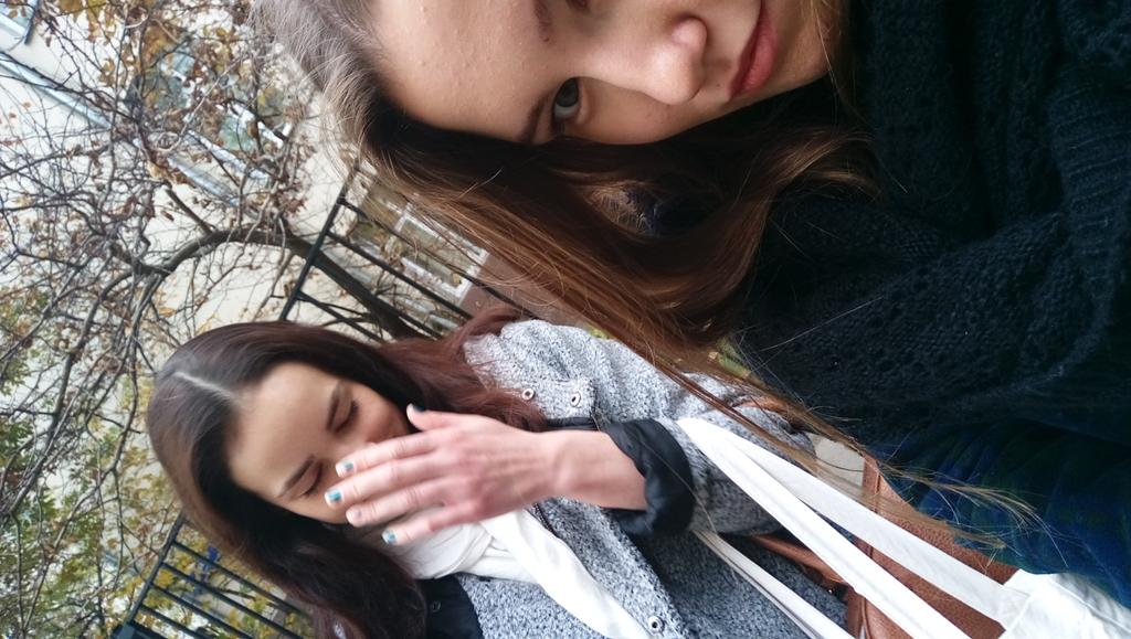 smaylayn's tweet photo. Когда рука никак не может отлипнуть от лица#отстаньотксюши https://t.co/1NJFQ61k1s