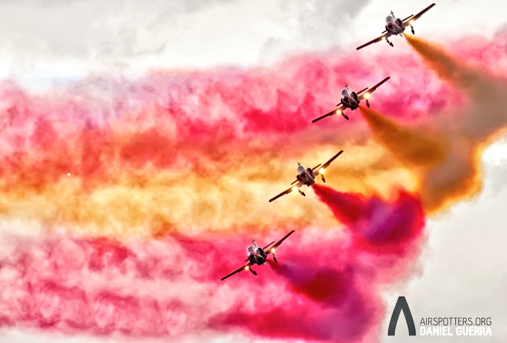 airspottersORG's tweet photo. Volad bien alto y pintadla como solo vosotros sabeis @patrullaguila Hoy es nuestro dia, hoy es #DiaDeLaHispanidad #VivaEspaña @EjercitoAire https://t.co/4vwKFJC1ES