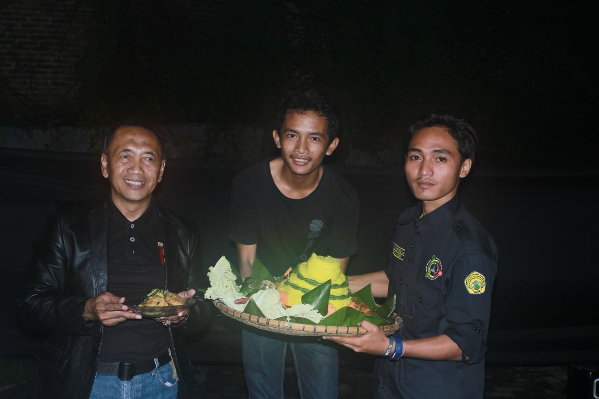 Selamat Ulang Tahun Pendidikan Sosiologi Untirta yang ke 2!🎉
Ketua Jurusan bersama Koor. Seksi Acara &amp; Ketua LSO.