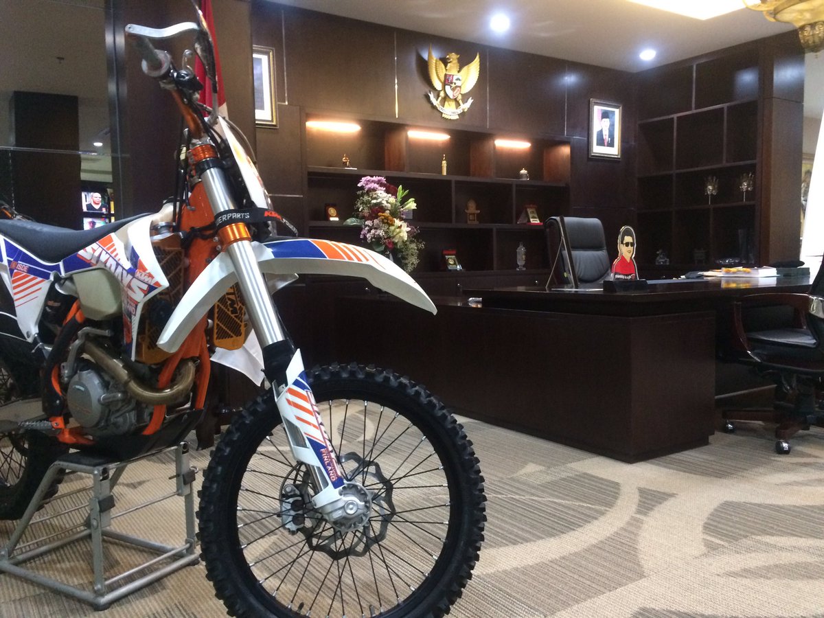Ruang kerja Walkot Kota Wisata Batu, <a href="/Eddy_rumpoko/">Eddy Rumpoko</a> yg unik. Ada trail KTM di samping meja. 😀