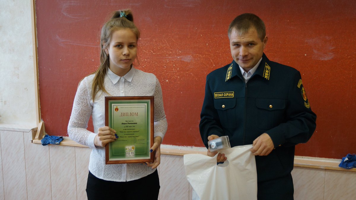 Школьница из Шатуры получила свой приз за победу в фотоконкурсе «Как мы сажаем деревья» vk.com/nashlesmo?w=wa… #НашЛес #КомлесхозМО