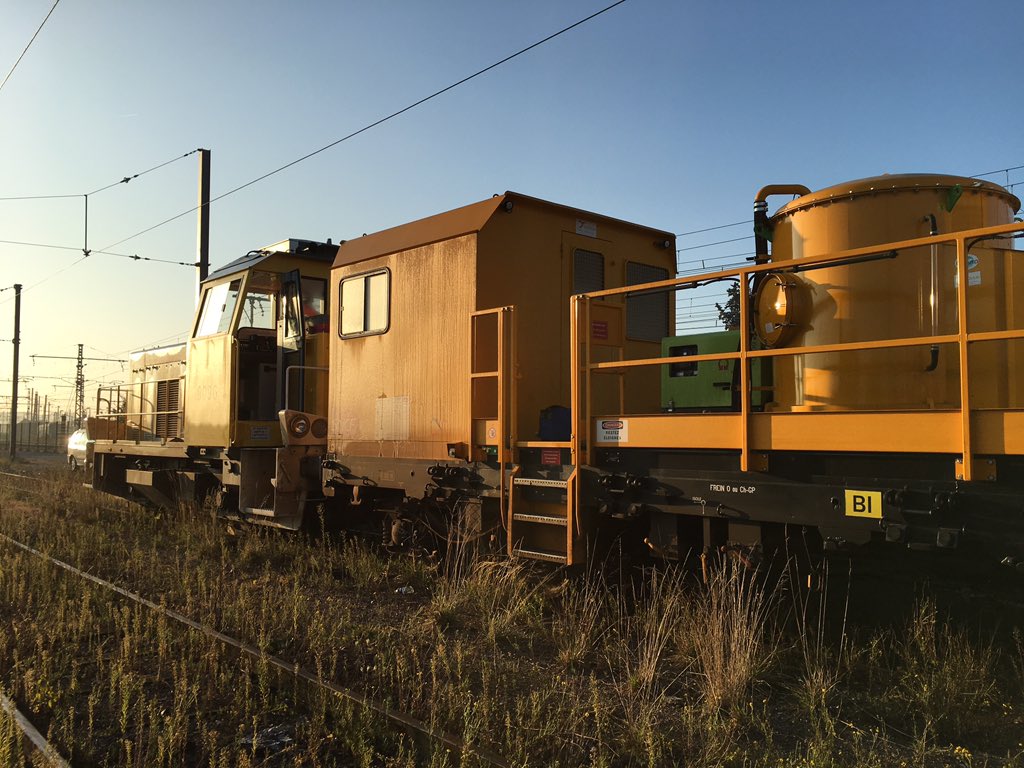 En direct du #WagonLaveur à #Melun : opération feuilles mortes enclenchée ! 
#SNCFReseau #SNCF