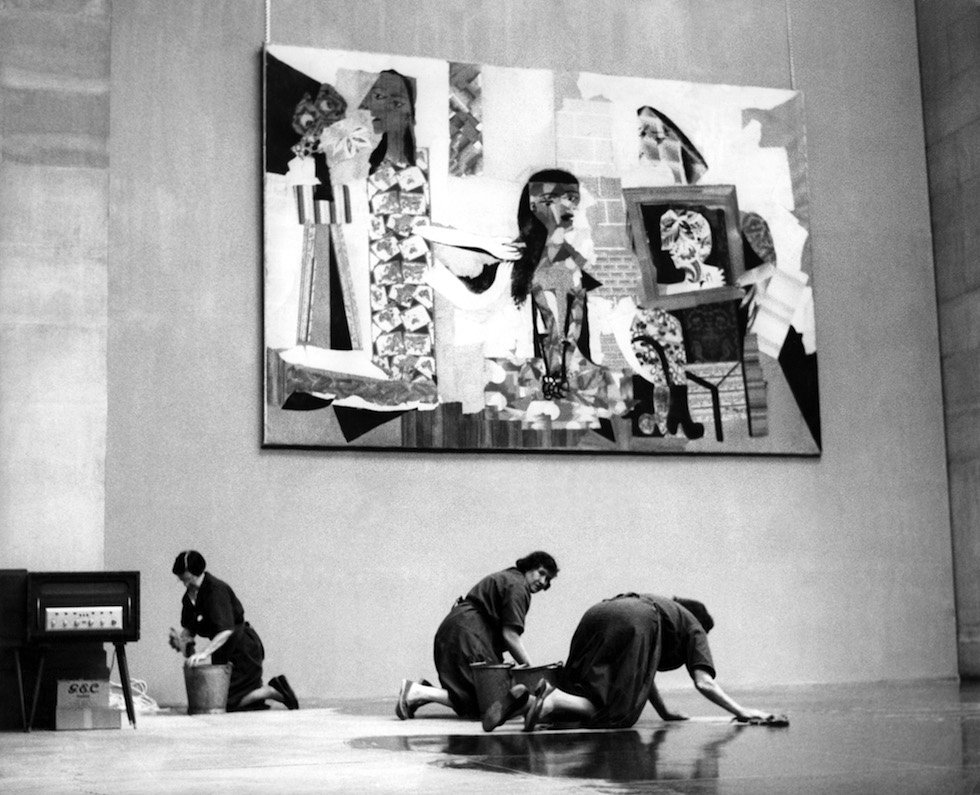 RetroPost's tweet photo. Tre donne fanno le pulizie alla Tate Gallery di Londra, che ospitava una retrospettiva di Picasso, il 4 luglio 1960 https://t.co/3Wdjf1uuqi https://t.co/yn71SPLQv2