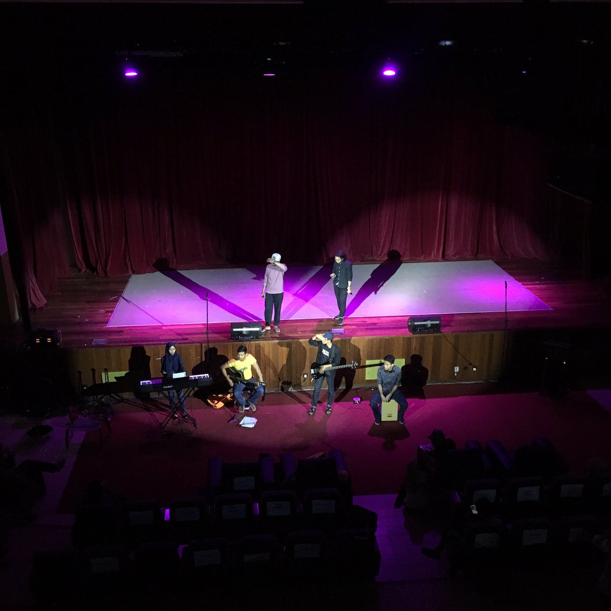 econsfest18's tweet photo. Wow! Vargenre Band live tonight at #ECTN16 Get ur tix now guys #efest16 #cermin #GKA https://t.co/vSQDNN2z99