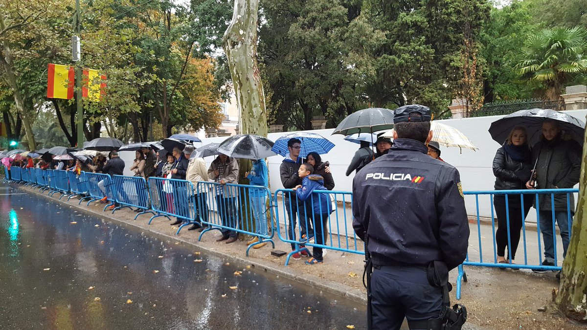 Día lluvioso en Madrid, esperando el desfile del #12OctFiestaNacional nuestros compañeros de <a href="/policia/">Policía Nacional</a>, un año más, velan por la seguridad