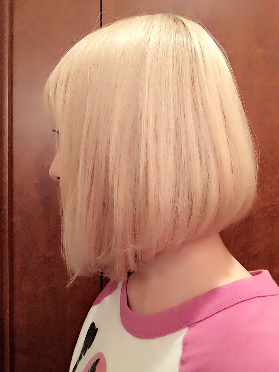 辻はるか はるちん 髪の毛切ったー 左右で長さ違うボブにした 左側が前下がりで長くて 右側が短い º º