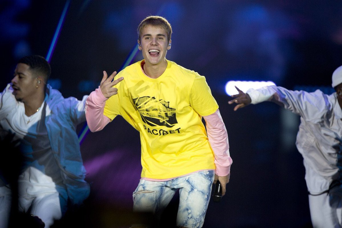 HandsOfBiebers's tweet photo. Rt to vote
You tweet is vote
I'm voting for @justinbieber for Artist of the Year #AMAs https://t.co/COaDtmcmYi