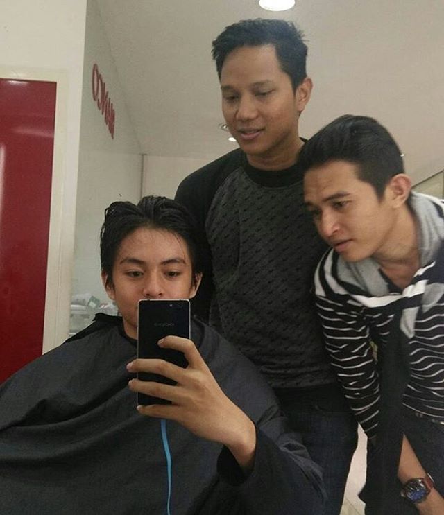 AYVERS_IDN's tweet photo. Cieee @anggaaldi_16 lg mau potong rambut 😝 penasaran kan nanti rambut baru angga kyk gmana? 😃😁 https://t.co/UY0m3mnVua