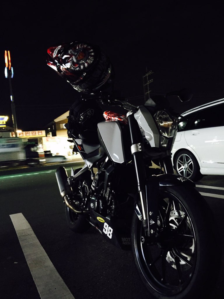 gasgraphix's tweet photo. 来月の事務所引き払いのため、倉庫を片付けなければならず、スペース確保のためにKTM 125 DUKEを秘密基地に一時保管するべく、自走搬送中。長時間走ると意外に寒い… #KTM #motoaddicts https://t.co/aAxD6VVy0d