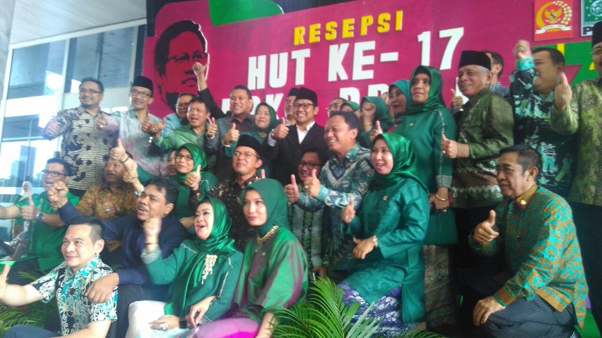Kiai Holil dg anggota fpkb pada acara resepsi.#HUT17FPKB. <a href="/Kholil_Center/">Kholilurrahman</a> <a href="/mashudiumar/">mashudiumar</a>