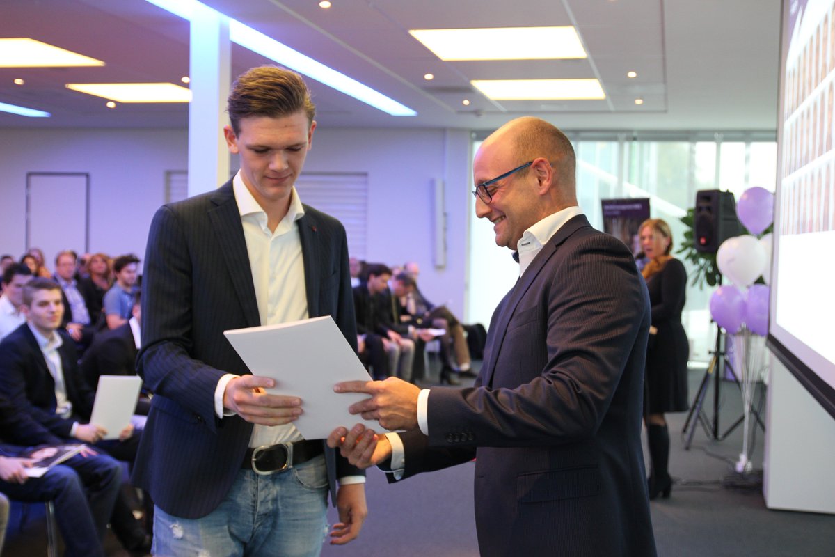 FontysBEnT's tweet image. Na een jaar hard werken ontvingen gisteren #FontysBMKB studenten hun #propedeuse. Onze trotse docenten reiken ze graag uit!