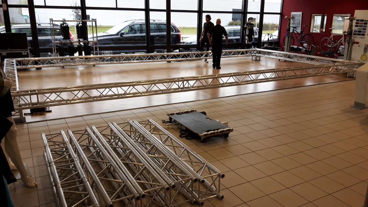 HarrieArendsen's tweet image. Ze zijn volop bezig om alles op te bouwen op de vestigingen. Wij gaan er morgen een speciaal moment van maken met de onthulling van de #V90