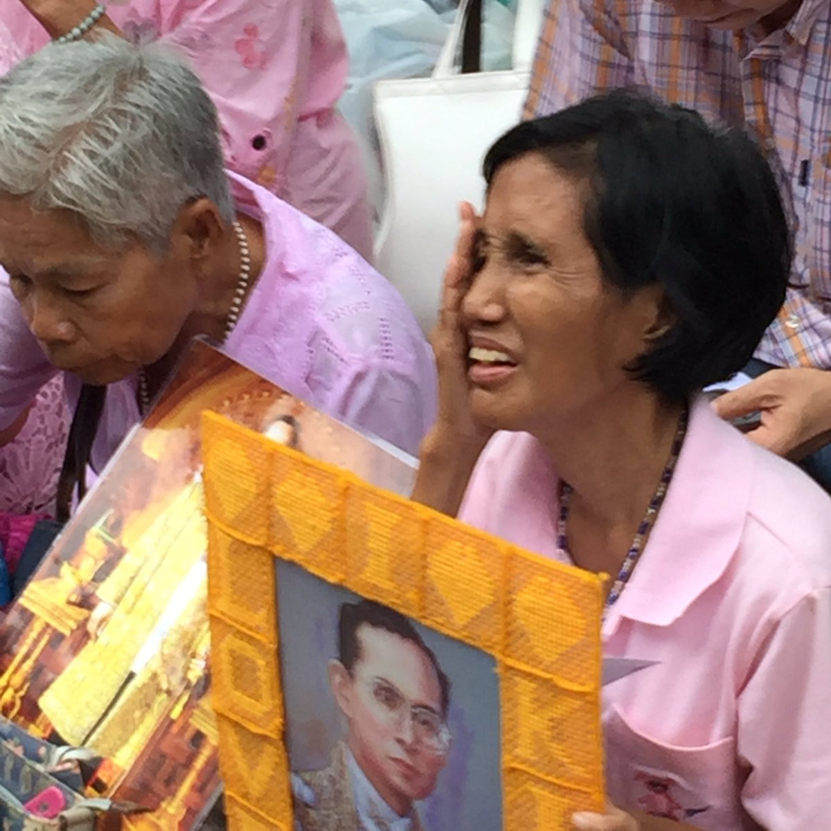 RichardBarrow's tweet image. Thais dressed in pink gather in front of Siriaj hospital to pray for HM The King (Pic @tonkumchoke)  #Thailand