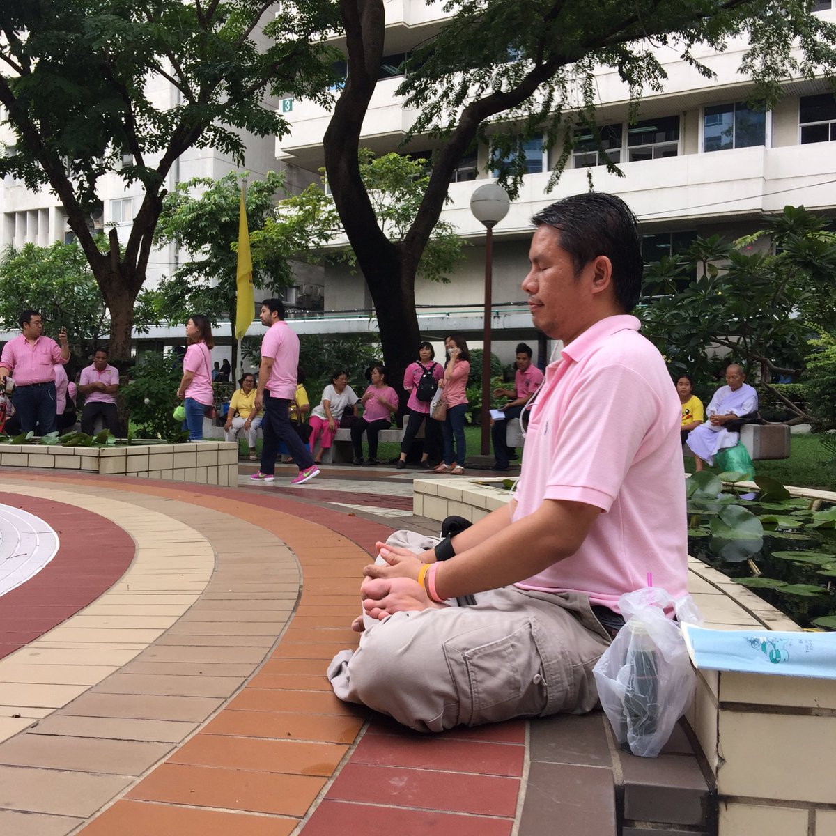 RichardBarrow's tweet image. Thais dressed in pink gather in front of Siriaj hospital to pray for HM The King (Pic @tonkumchoke)  #Thailand