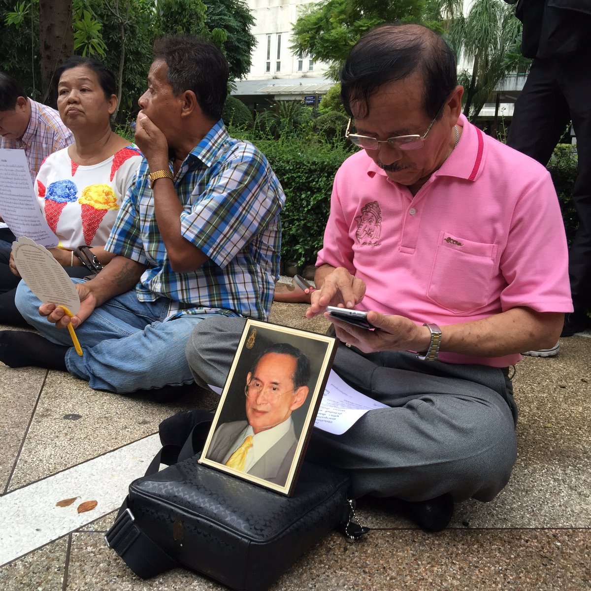 RichardBarrow's tweet image. Thais dressed in pink gather in front of Siriaj hospital to pray for HM The King (Pic @tonkumchoke)  #Thailand