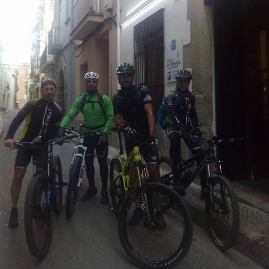 Después de un merecido descanso en el Hotel La Premsa,nuestros Mallorquines ya están rodando en la cuarta y última etapa!! #TracksMaresme