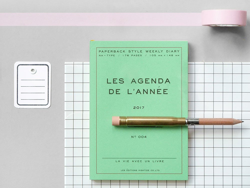 I feature some elegant 2017 diaries from Present &amp; Correct. Available in a range of pastel colours

palettefeed.com/2016/10/12/201…