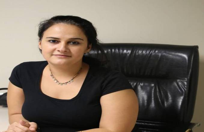 jiyan_tv's tweet photo. Rojnamegerê cinîye ke programê cinîyan pêşkêş kerdênê: Ma do reyna bibî vengê cinîyan. https://t.co/b7uOxnXZrR