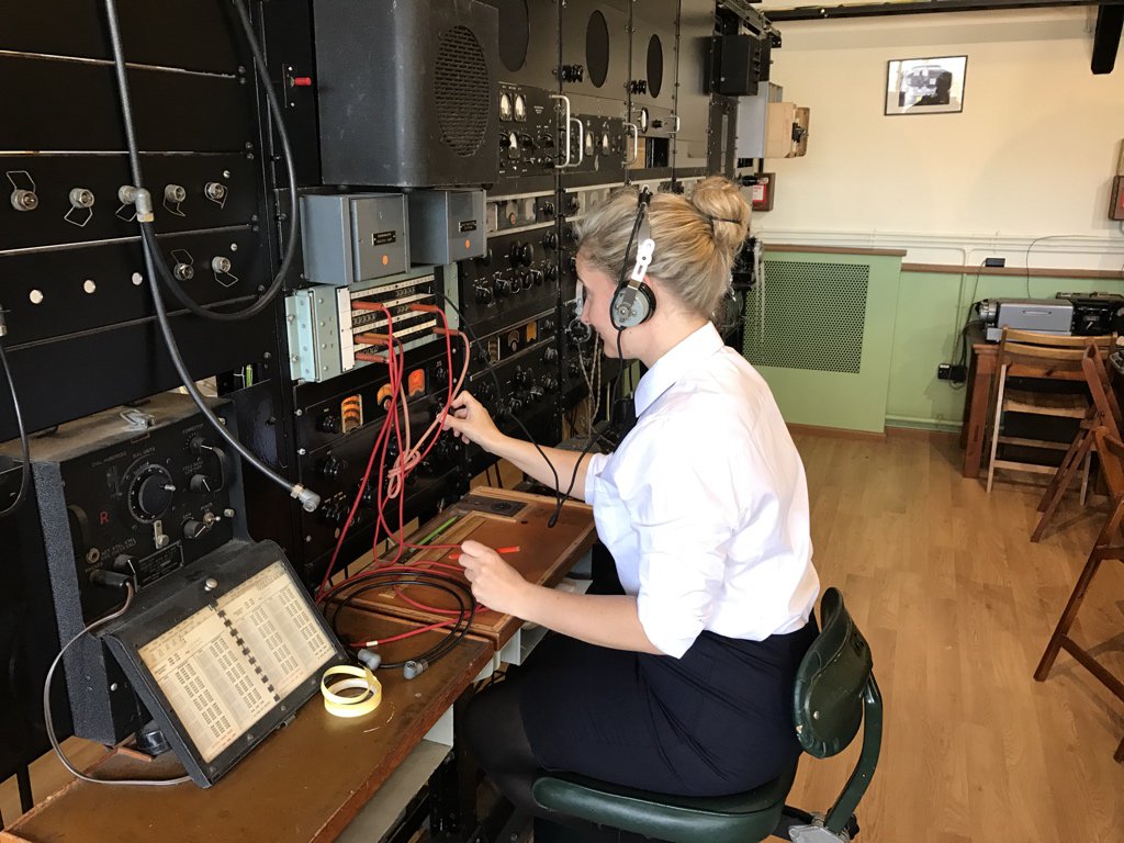 tnmoc's tweet photo. RT @entropyhq: Our WREN has arrived to man the machines! #colossusvr @bletchleypark @tnmoc https://t.co/JAHhfZix6X