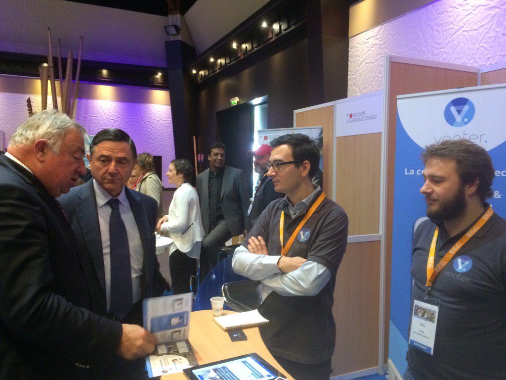 Visite de <a href="/gerard_larcher/">Gérard Larcher</a> sur le stand de <a href="/vooter_world/">Vooter.co</a>  à l'UMY <a href="/mairies78/">Universités des Mairies de l'Ouest Parisien</a>