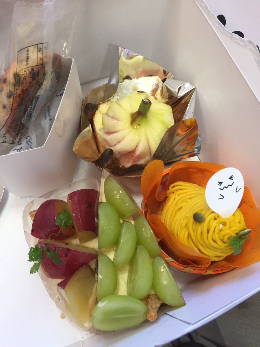 先日生徒さんと一緒にスイーツ会をしました🎃
たくさんのスイーツありがとうございます！！
皆さんで美味しくいただきました！！