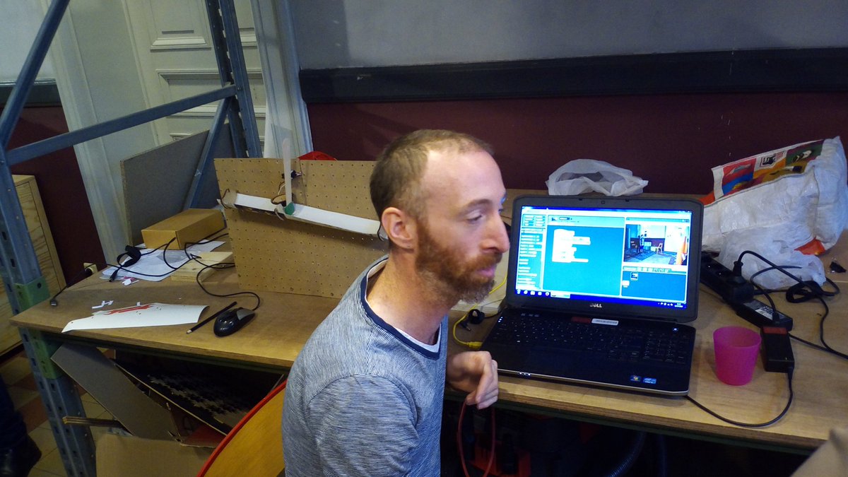 FlorinRug's tweet photo. Teenagers in #Molenbeek get creative with technology in #castii project, financed through #ERDF https://t.co/wWZBIfFOmg
