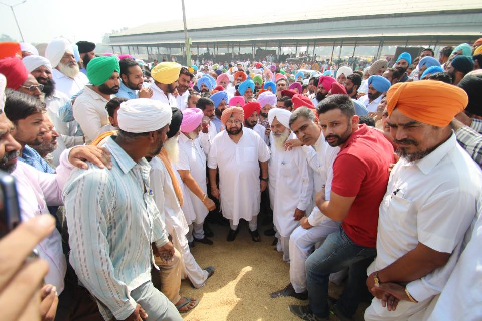 capt_amarinder's tweet photo. Inspecting grains at Fatehgarh Churian Dana Mandi https://t.co/yMvwSmgql2