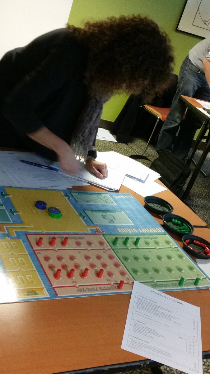 #KluwerMiniMba participants au travail!  #businessgame #gestion financière