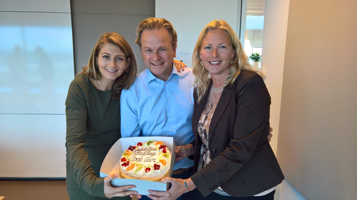 Juliedewidt's tweet photo. TAART samen met @estigter @Ronilla om te vieren dat @microsoftnl @CodeUur steunt met een donatie van $100.000 https://t.co/esINSKeRuk