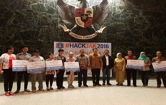 Radaribukota's tweet photo. @HackJakarta @hackjak2016 @basuki_btp Radar Jakarta Pemenang Kategori Video #HACKJAK 2016 https://t.co/pWSfibqIFz https://t.co/91zPAQ4Lez