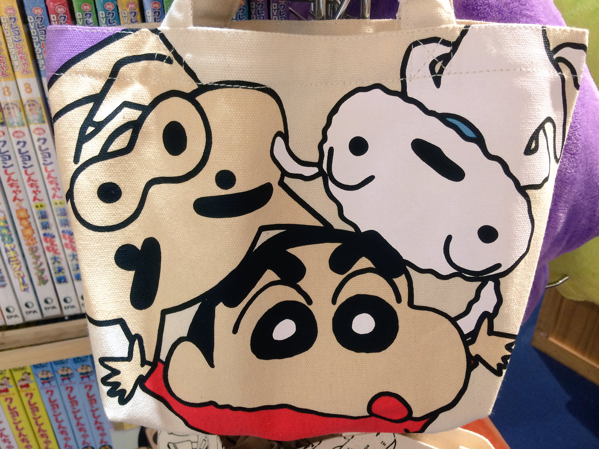 تويتر ヴィレッジヴァンガード柏マルイ على تويتر 新商品クレヨンしんちゃんマチ付きトート入荷しました かわいい 個人的には昔のしんちゃんが好きです しんちゃん シロ ぶりぶりざえもんのアップもかわいい オラのバック持って出掛けるぞぉ 940
