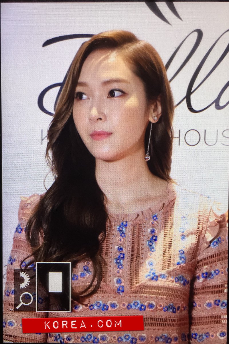 [PIC][11-10-2016]Jessica khởi hành đi Singapore để tham dự "Bella K-Beauty House Celebrity Session" vào hôm nay Cujxj5_VUAA9VIX