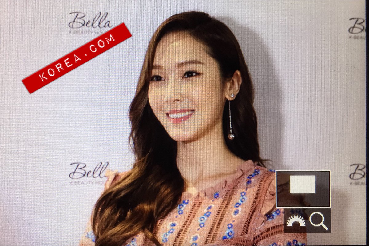 [PIC][11-10-2016]Jessica khởi hành đi Singapore để tham dự "Bella K-Beauty House Celebrity Session" vào hôm nay Cujxj5_VYAAVCUi