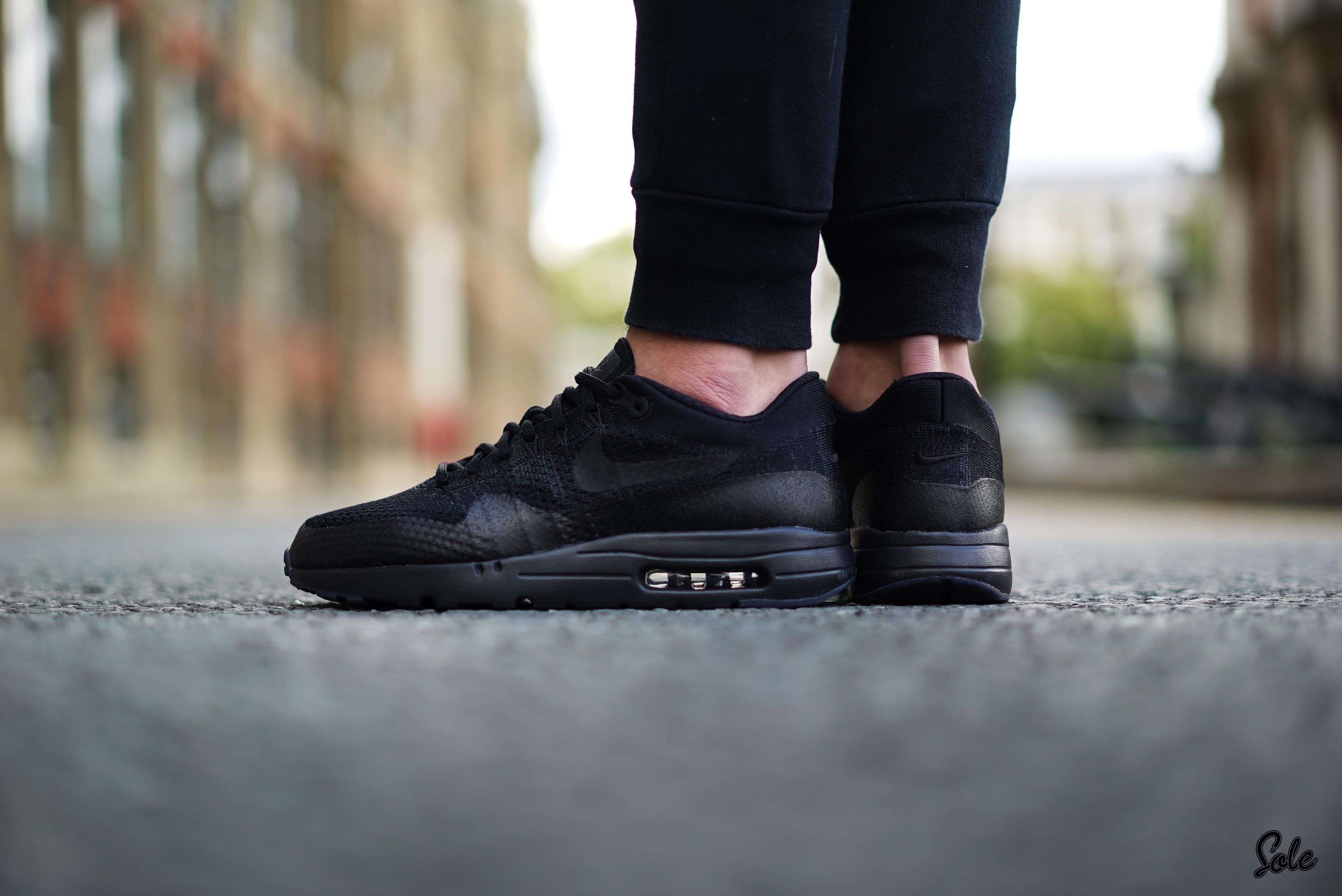 Air max 1 flyknit triple outlet black