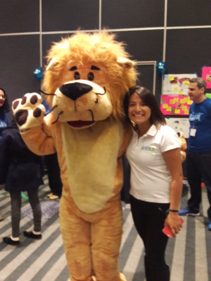 GalherAC's tweet photo. @iLtziTa con la mascota de @medtronic 
#SomosGalher https://t.co/28gjZlJuF5