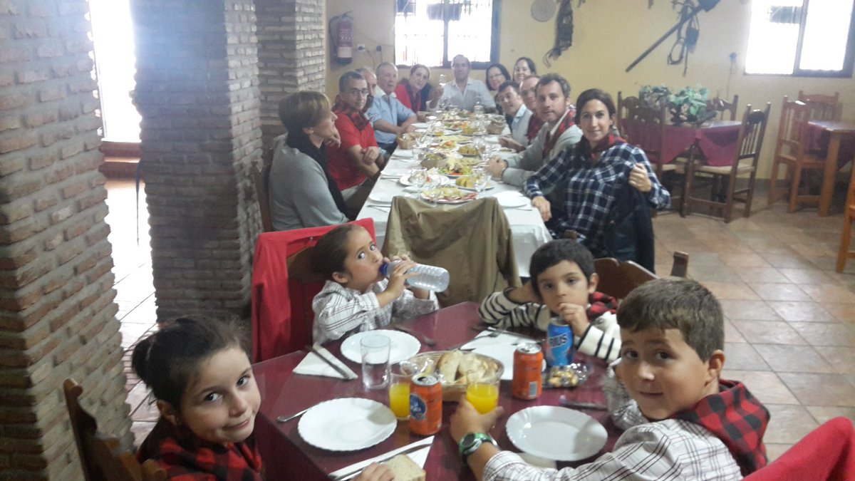 Mini reportaje de nuestro día del Pilar en <a href="/zaragocistassur/">A.Z. Maños Sur Jerez</a>. Ofrenda, misa, tapeo y almuerzo de todos los socios y familias. Viva Zaragoza!