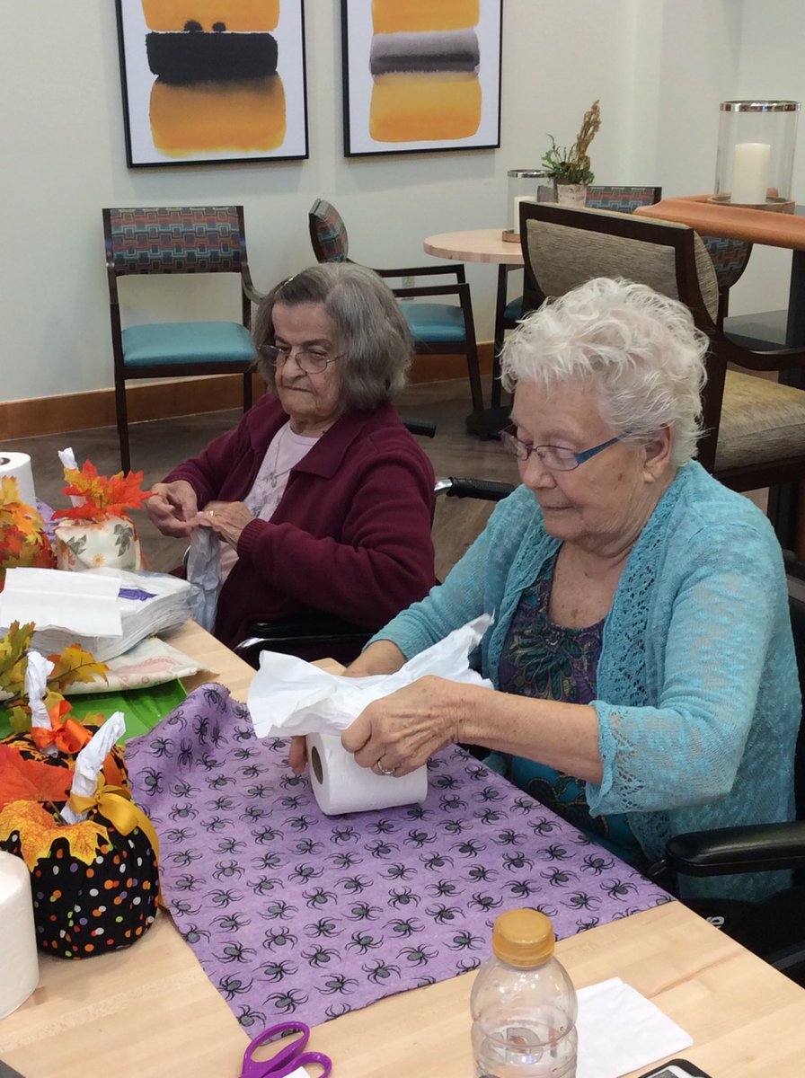 S_Mooresville's tweet photo. Making toilet paper pumpkins! #Trilogyliving #pumpkin #crafts https://t.co/g1R9I6Rzqw