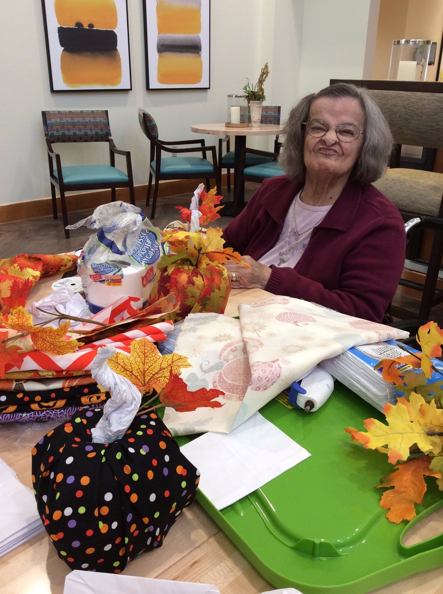 S_Mooresville's tweet photo. Making toilet paper pumpkins! #Trilogyliving #pumpkin #crafts https://t.co/g1R9I6Rzqw