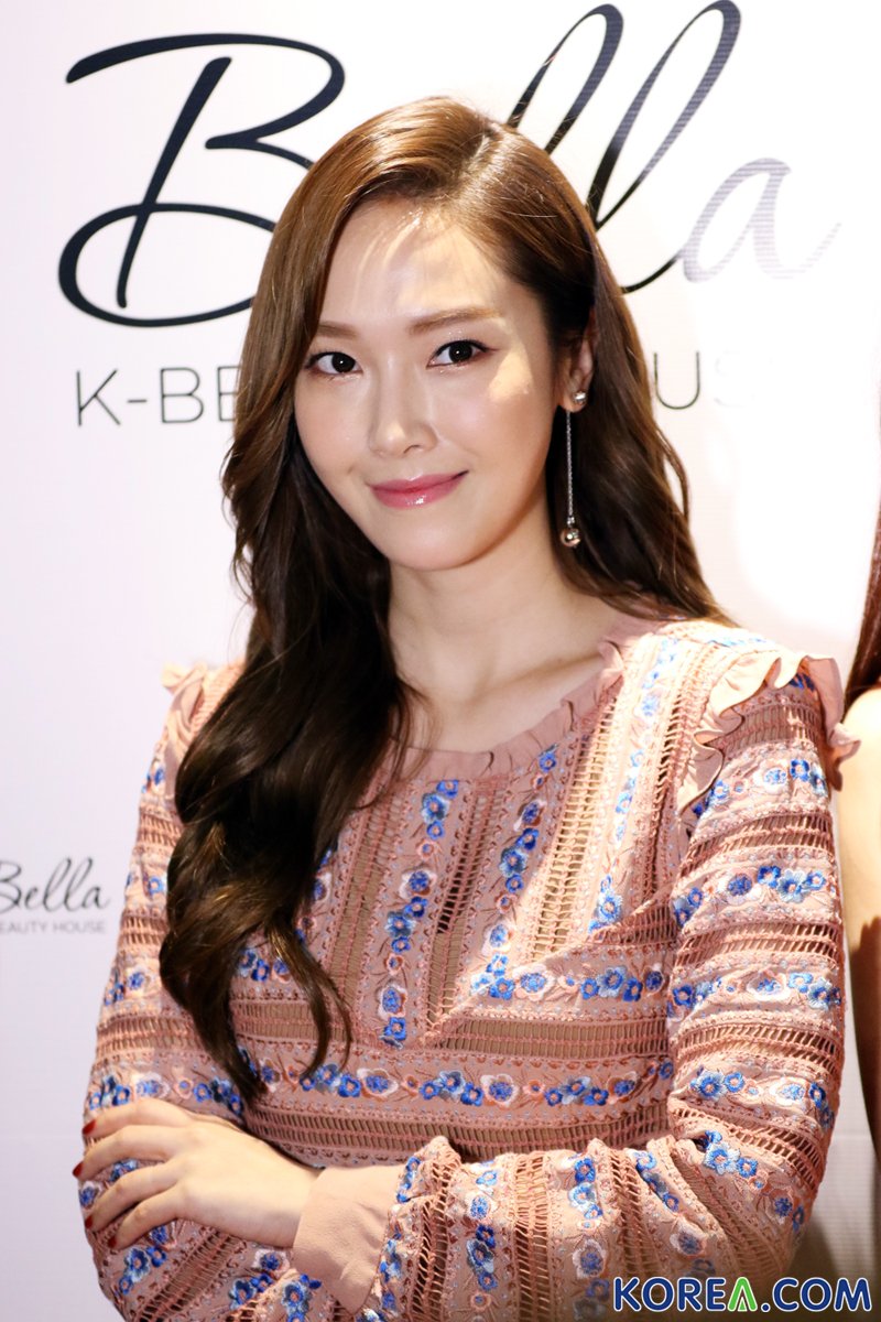[PIC][11-10-2016]Jessica khởi hành đi Singapore để tham dự "Bella K-Beauty House Celebrity Session" vào hôm nay Cuk4RvUUEAAUREI