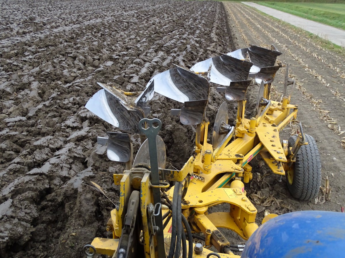 wadloveranja's tweet photo. Arend aan het #ploegen #Botweg #Biddinghuizen #Flevoland en ik mocht mee! https://t.co/bKLeOnHTy7