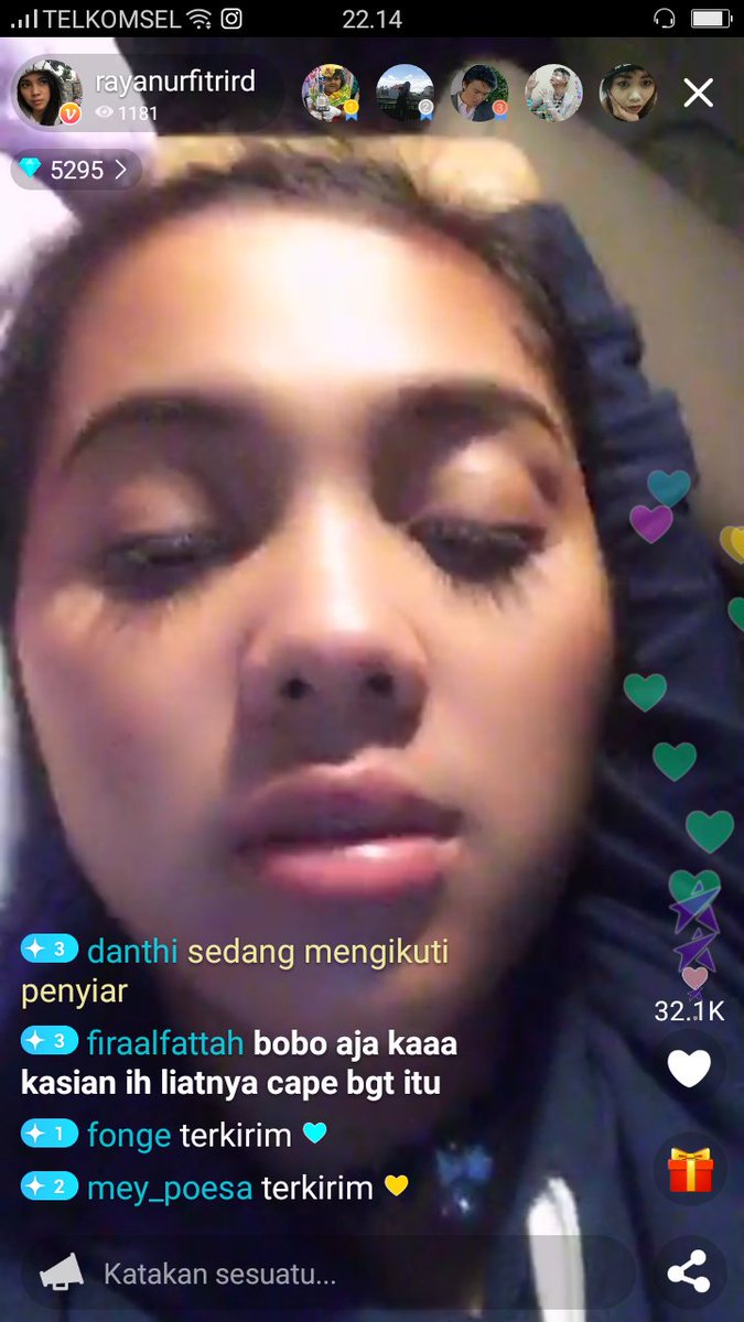 Neng nya Ngantuk banget katanya tapi gak mau matiin live.me nya mintain bobo cum gak tega liatnya kshan 😭😭😭
