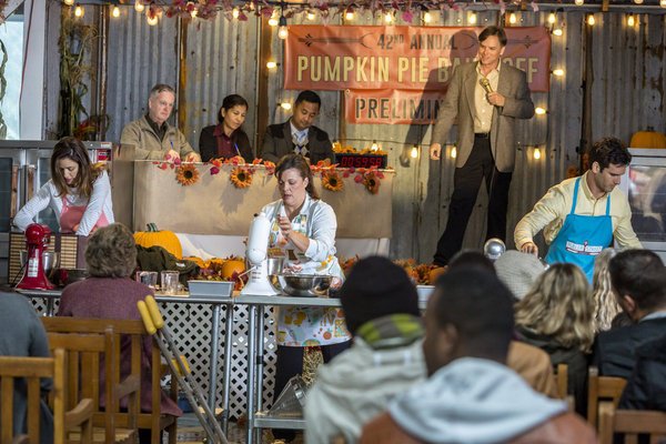 TVWeeklyNow's tweet image. 2 competing bakery owners can’t decide if they’re ready to bury the past #PumpkinPieWars tinyurl.com/hefok7q